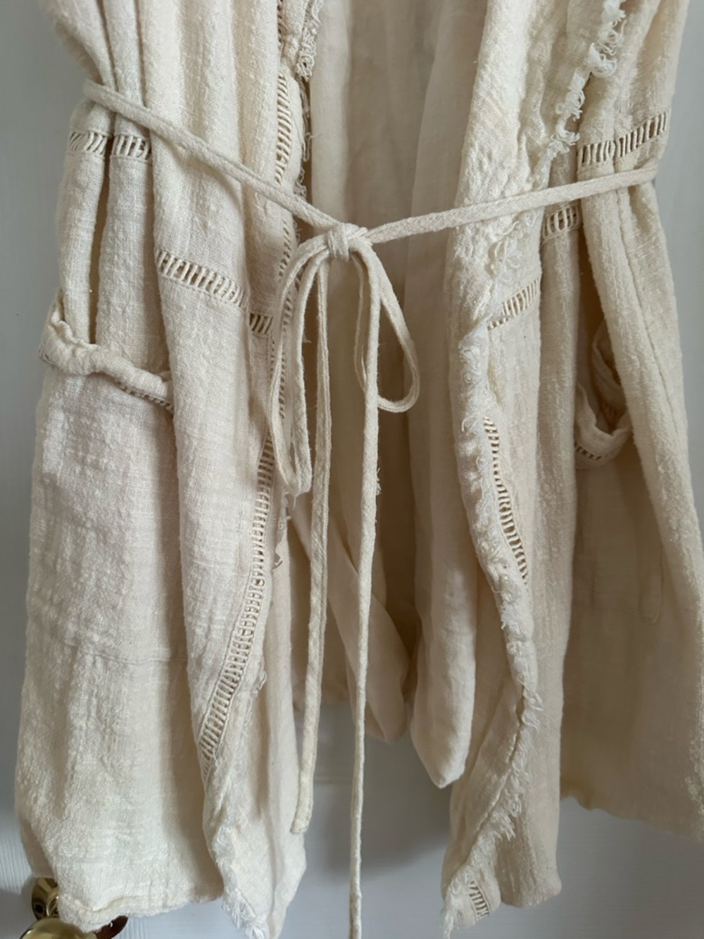 Moon River Textured Cream Sleeveless Tie-Waist Vest - Picture 3 of 11